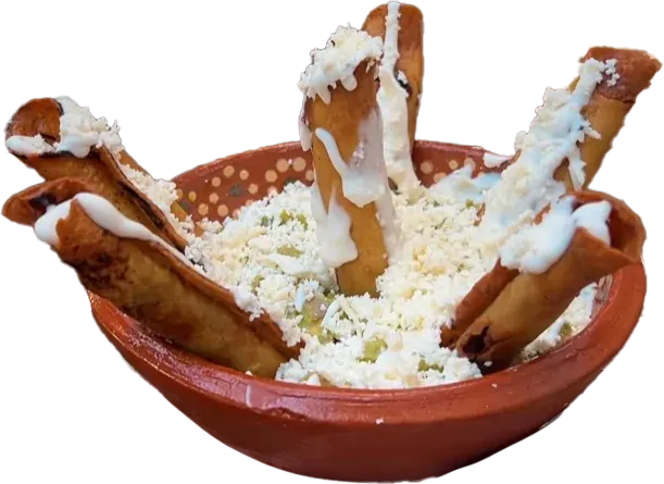 Orden de flautas doradas rellenas de borrego, con crema y queso, paradas en cazuela de barro