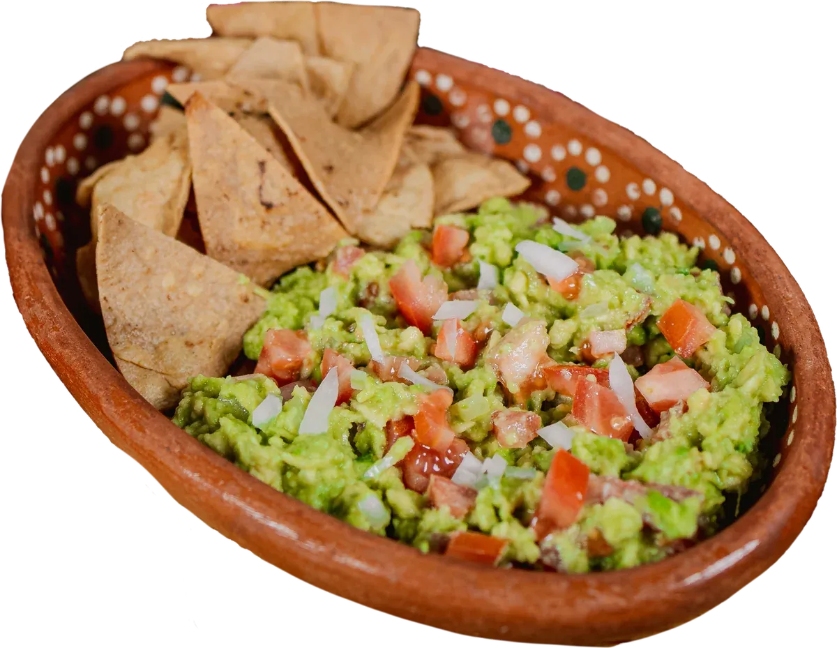 Orden de guacamole con tomate y cebolla, acompañado de totopos en plato de barro